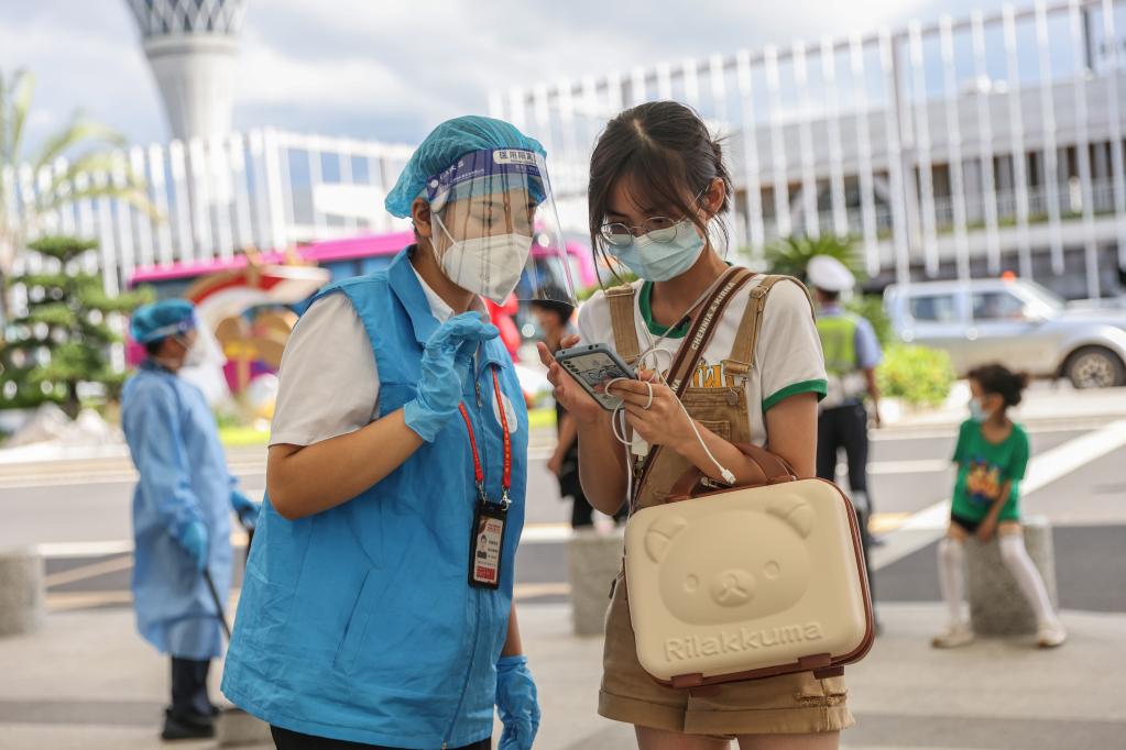 新華全媒+｜海口“服務(wù)專班”助力滯留旅客順利返程