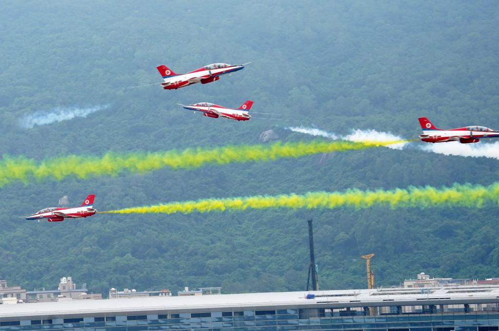 空軍50型武器裝備在中國航展成體系亮相 多型戰(zhàn)機(jī)飛行表演展現(xiàn)實(shí)戰(zhàn)化軍事訓(xùn)練成就