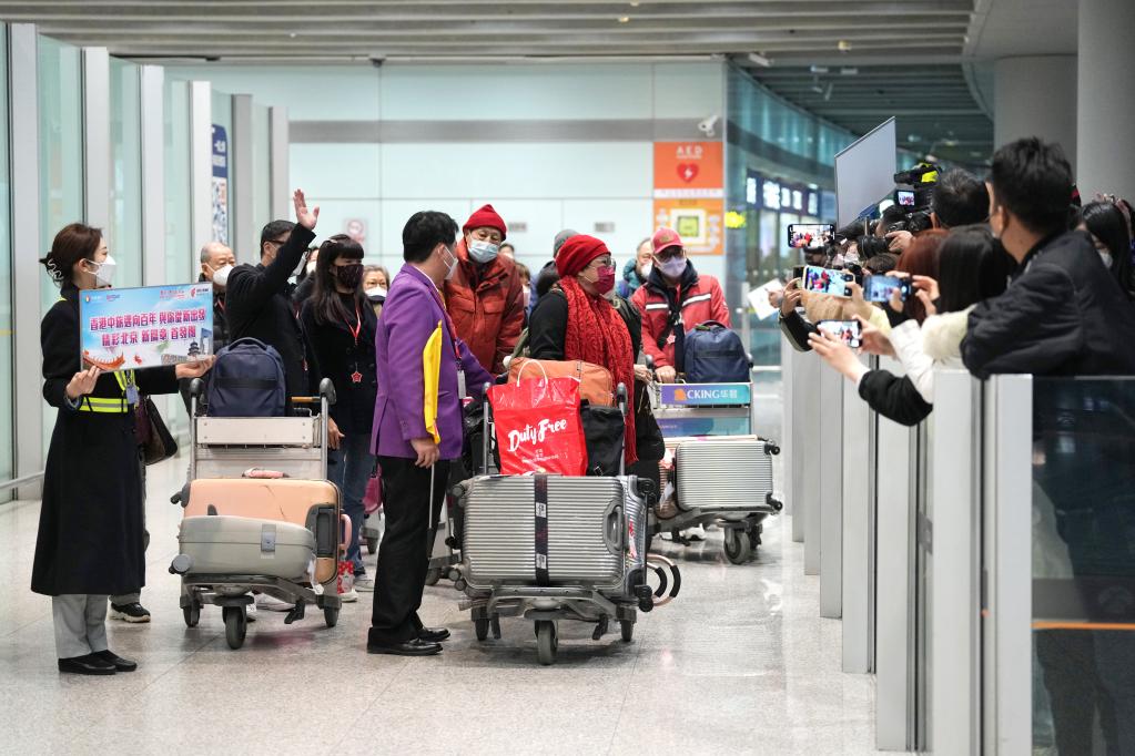 內(nèi)地與港澳人員往來全面恢復(fù)后首個香港赴北京旅游團抵京