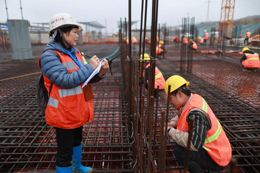 守護高鐵建設的女防護員