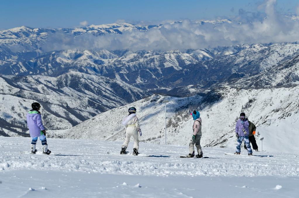 新華全媒＋丨四月，在新疆可可托海弄雪