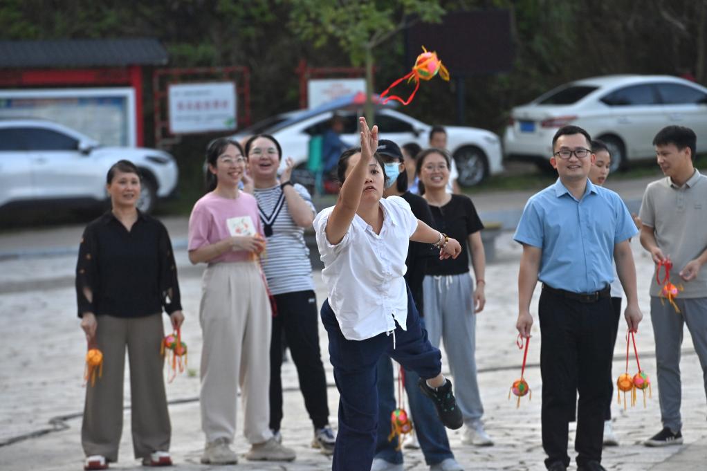 多彩民俗促團結(jié)