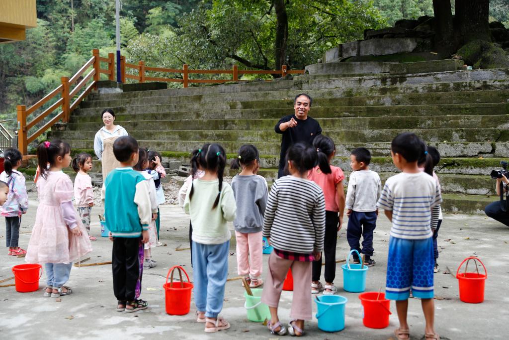 白天帶小學(xué)生 晚上教“大”學(xué)生——堅(jiān)守苗寨講臺三十年的潘先鋒