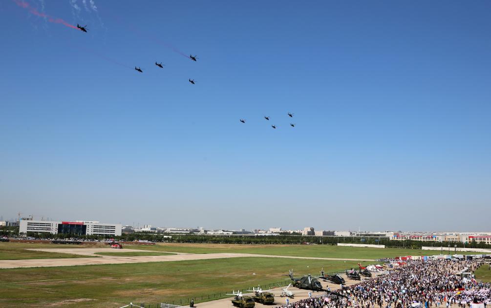 陸軍“風(fēng)雷”飛行表演隊亮相第六屆中國天津國際直升機博覽會