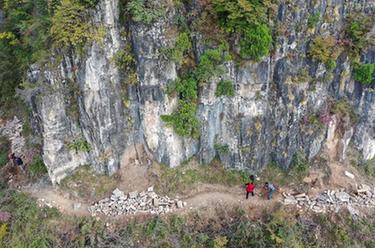 四季中國 | 太行山村筑路人：用石頭與大山對(duì)話