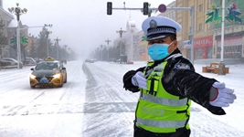 降雪已達到暴雪量級 中國“北極”漠河戰風斗雪保民生